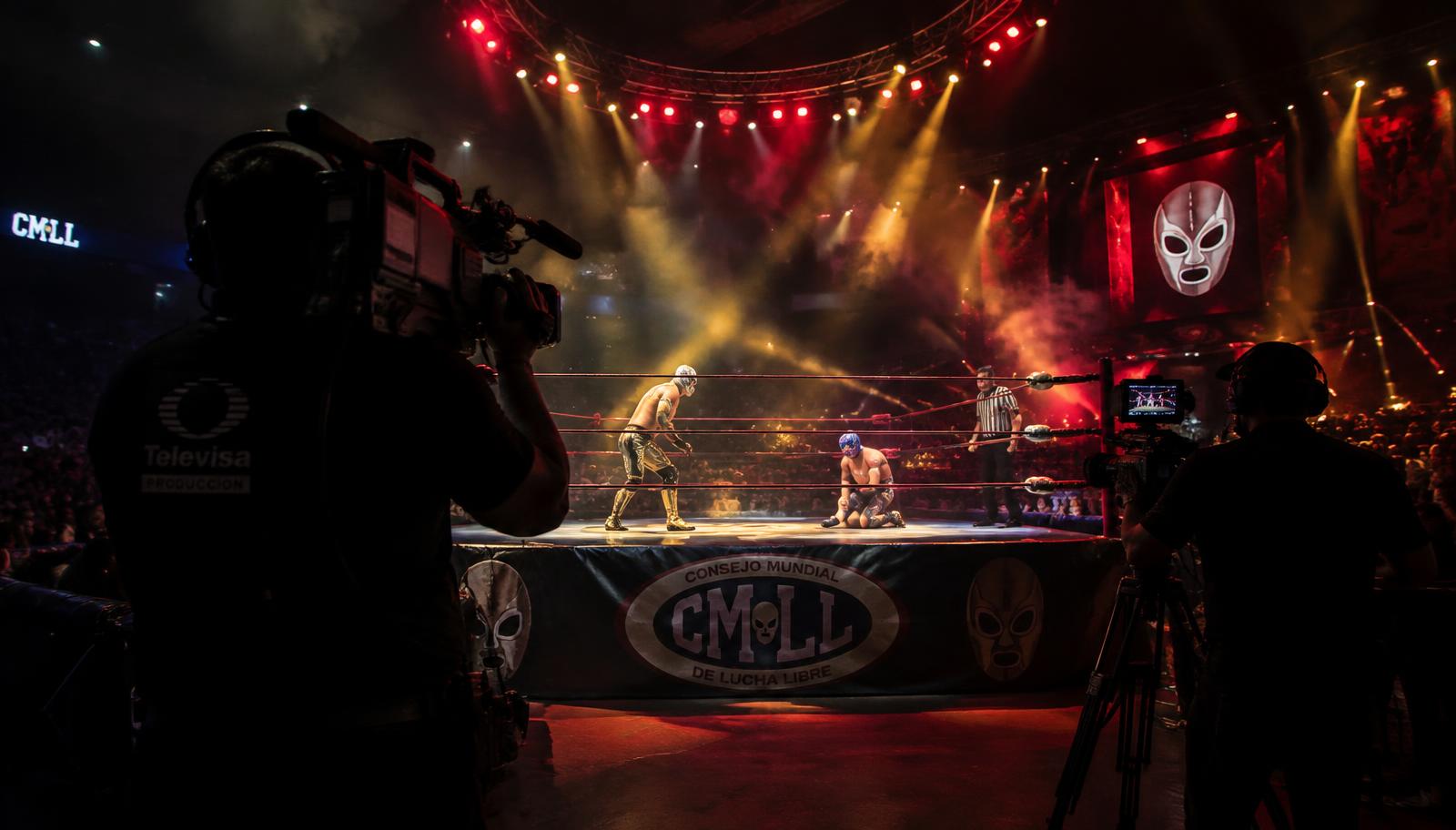 Equipo de producción de Campeones grabando una función de lucha libre